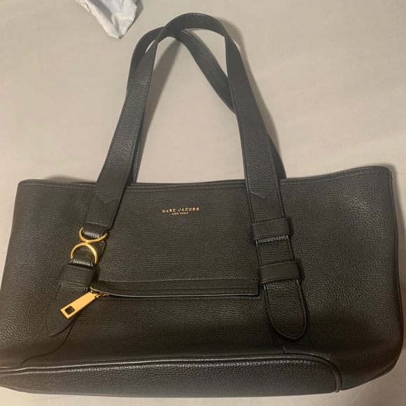 Marc Jacobs Handbags - MARC JACOBS purse. 100% cow leather!!